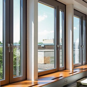 Новые разработки для древесных и пластмассовых окон расширяют линию фурнитуры TITAN iP производства компании SIEGENIA-AUBI.